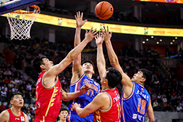 CBA中国男子篮球职业联赛总决赛现场 - 球员争抢篮板