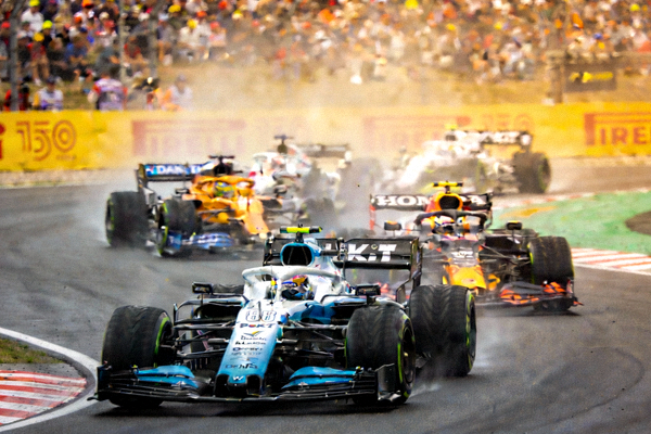 F1赛车比赛现场 - 多辆赛车在弯道竞速