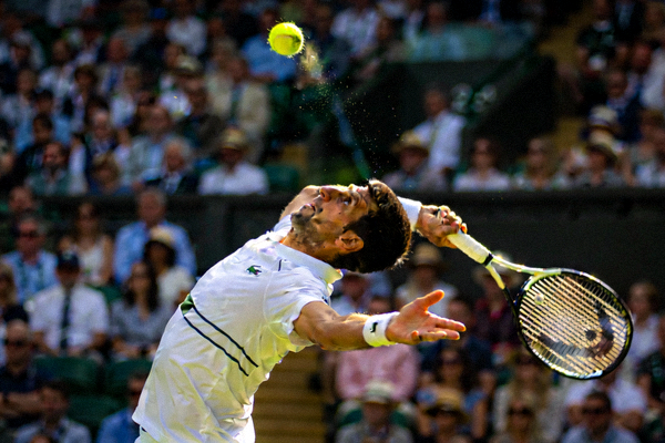 网球大满贯赛事精彩瞬间 - 运动员发球